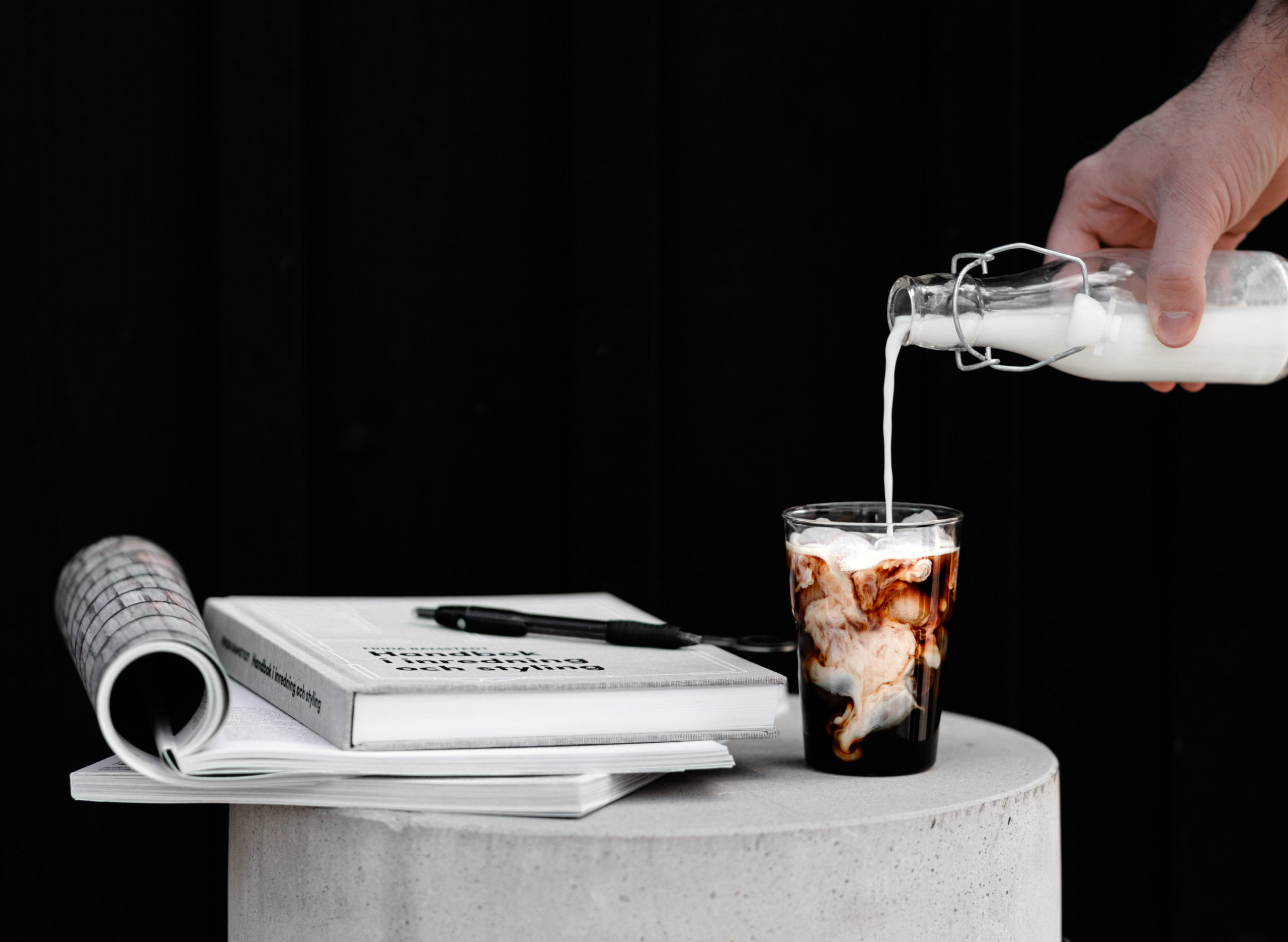 Milchflaschen auf Glas